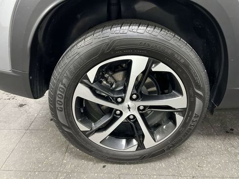 Certified 2025 Chevrolet Trax RS w/ Driver Confidence Package FWD image 32