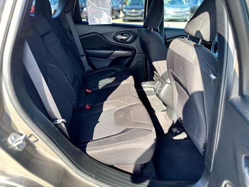 Used 2019 Jeep Cherokee Latitude w/ Popular Appearance Group image 23
