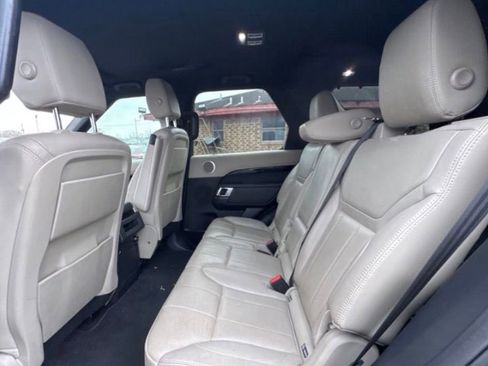 Used 2019 Land Rover Discovery SE image 9