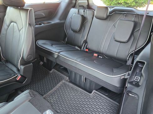 New 2026 Chrysler Pacifica Limited w/ Uconnect Theater Family Group image 23