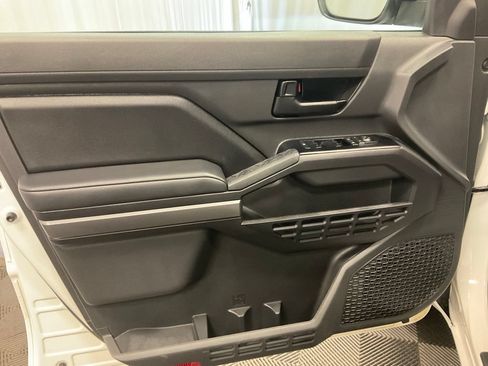 Used 2025 Toyota Tacoma SR5 AWD/4WD image 15