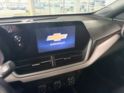 Used 2024 Chevrolet Trax RS w/ Sunroof Package FWD image 16