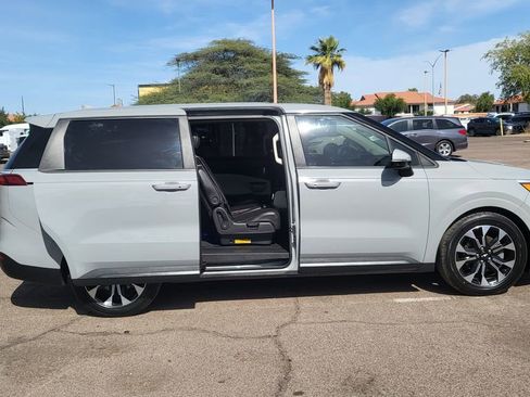Used 2022 Kia Carnival EX FWD image 19