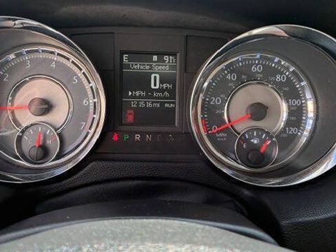 Used 2016 Chrysler Town & Country Touring w/ Driver Convenience Group FWD image 2