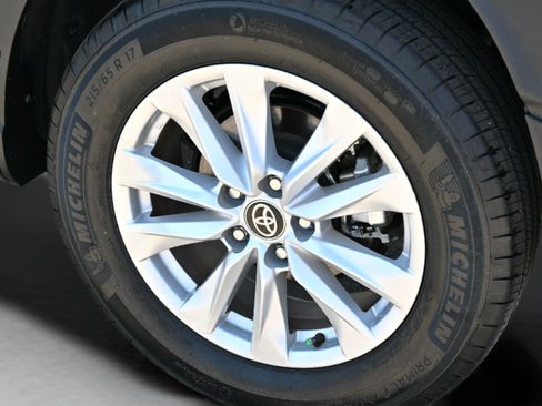 Used 2025 Toyota Corolla Cross LE FWD image 32