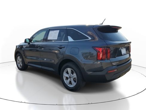 Used 2023 Kia Sorento LX image 4