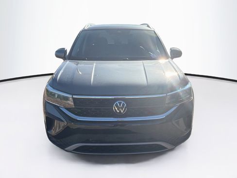 Used 2023 Volkswagen Taos SE w/ Panoramic Sunroof Package AWD/4WD image 2