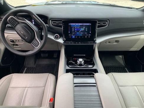 Used 2025 Jeep Wagoneer 4WD w/ Premium Group I image 19