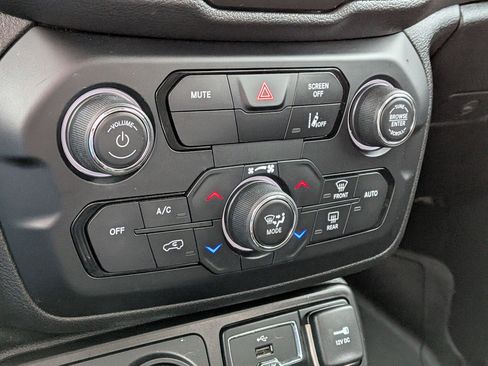 Used 2021 Jeep Renegade Sport image 24