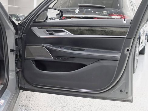 Used 2022 BMW 750i xDrive w/ Executive Package image 40