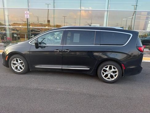 Used 2017 Chrysler Pacifica Touring-L Plus w/ Tire & Wheel Group FWD image 19