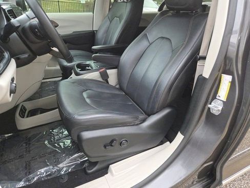Used 2019 Chrysler Pacifica Touring-L Plus w/ Advanced Safetytec Group image 8
