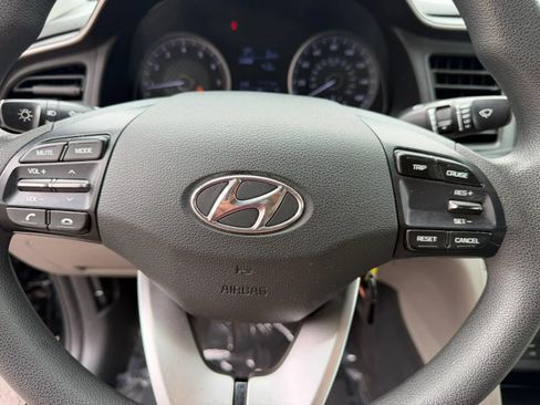Used 2019 Hyundai Elantra SE FWD image 32