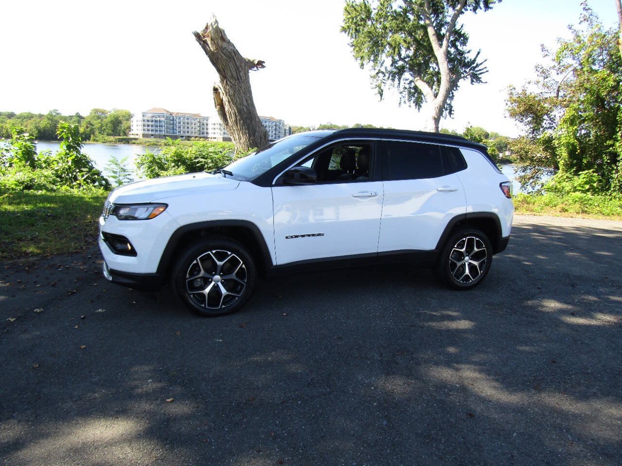 Used 2024 Jeep Compass Limited AWD/4WD image 3