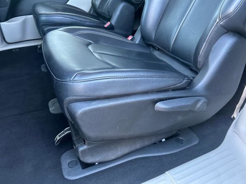 Used 2023 Chrysler Pacifica Touring-L image 8