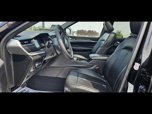 Used 2024 Jeep Grand Cherokee L Limited w/ Luxury Tech Group II image 16