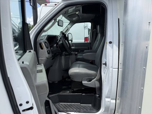 Used 2022 Ford E-450 and Econoline 450 Super Duty w/ Power Windows & Locks Group RWD image 17