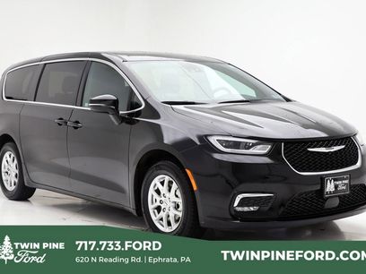 Used 2025 Chrysler Pacifica Select