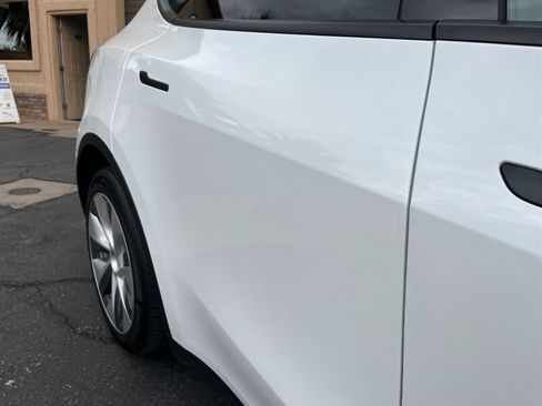 Used 2022 Tesla Model Y Long Range AWD/4WD image 27