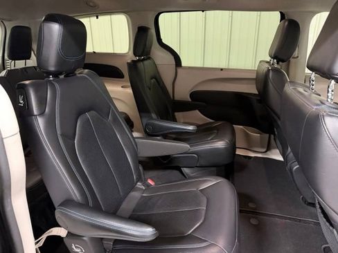 Used 2021 Chrysler Pacifica Touring-L FWD image 27