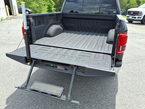 Used 2015 Ford F150 Lariat w/ Equipment Group 502A Luxury AWD/4WD image 4
