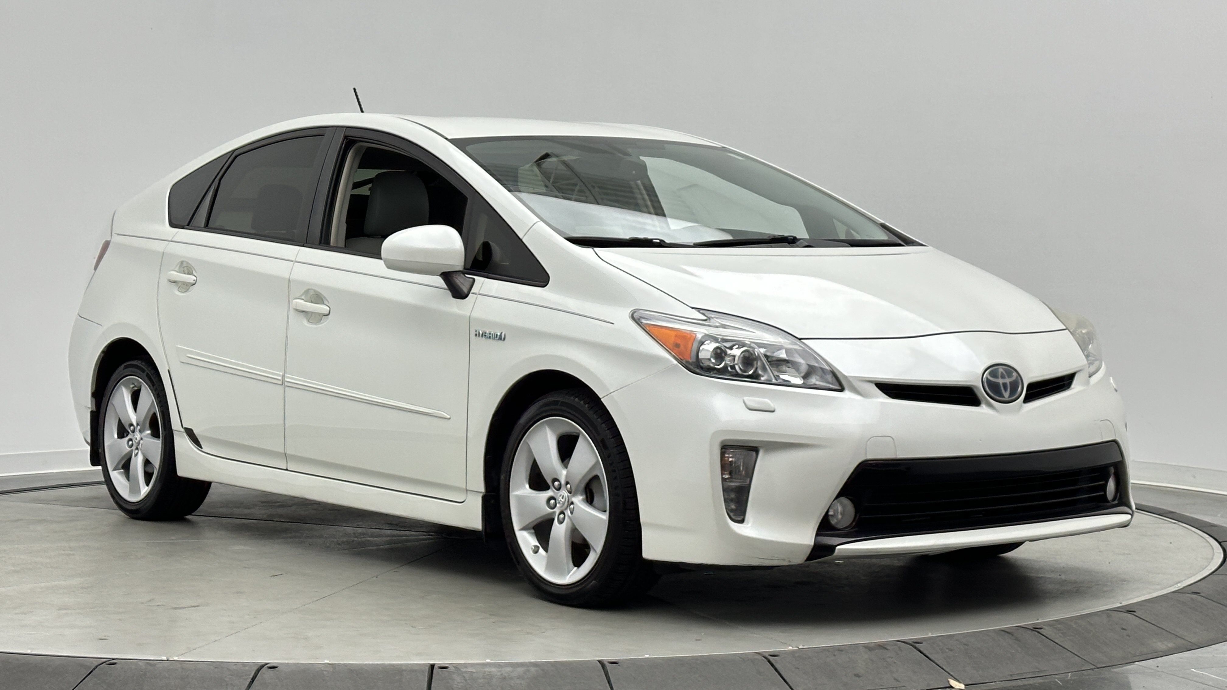 Used 2015 Toyota Prius Five w/ Advanced Technology Package FWD image 3