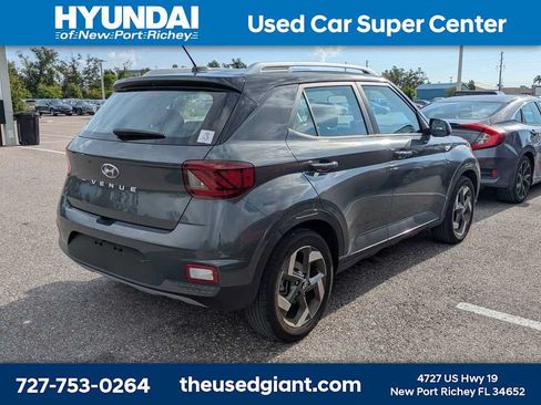 Used 2024 Hyundai Venue Limited FWD image 2
