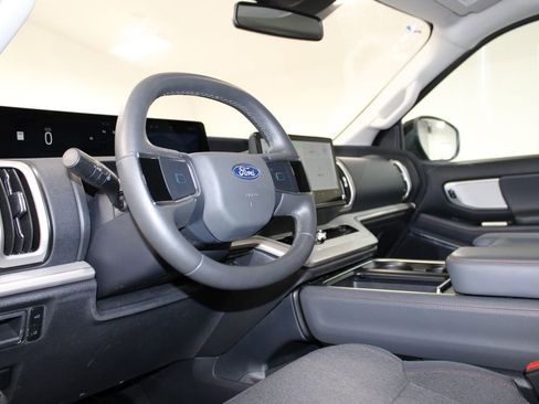 Used 2025 Ford Expedition Active image 19