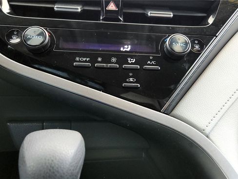 Used 2022 Toyota Camry LE w/ Carpet Mat Package (TMS) image 34