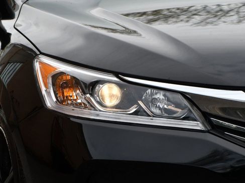 Used 2017 Honda Accord Sport image 5