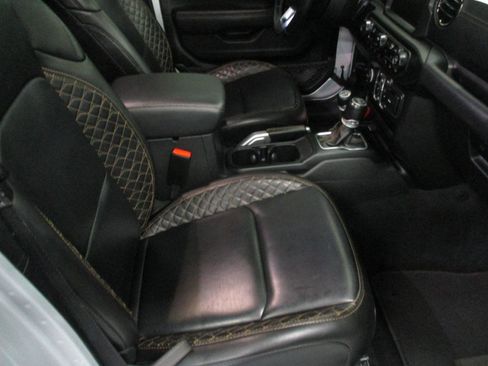 Used 2022 Jeep Wrangler Unlimited Sahara AWD/4WD image 12