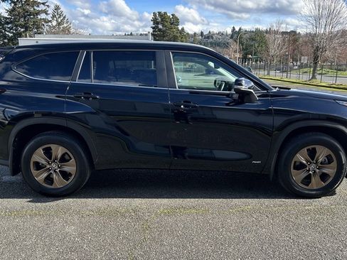 Certified 2023 Toyota Highlander Bronze Edition image 4