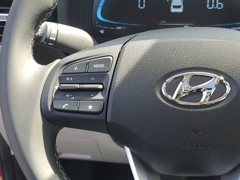 Certified 2025 Hyundai Venue SEL image 23