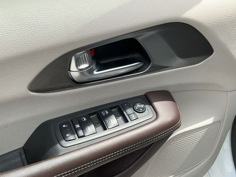 Used 2019 Chrysler Pacifica LX FWD image 23