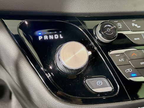 Used 2025 Chrysler Pacifica Select image 19