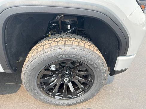 Used 2024 GMC Sierra 1500 AT4 w/ Technology Package AWD/4WD image 4