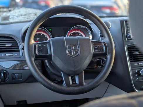 Used 2019 Dodge Grand Caravan SE w/ UConnect Hands-Free Group image 15