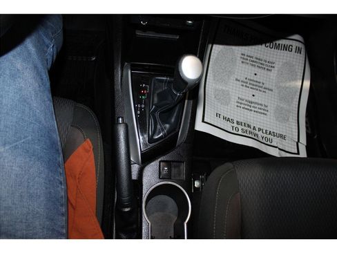 Used 2018 Toyota Corolla LE image 31