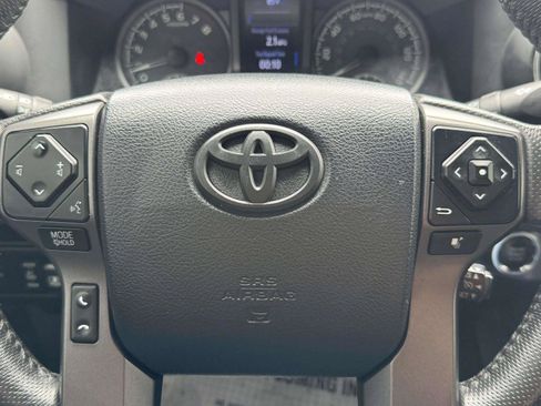 Used 2017 Toyota Tacoma TRD Off-Road w/ Premium & Technology Package AWD/4WD image 20