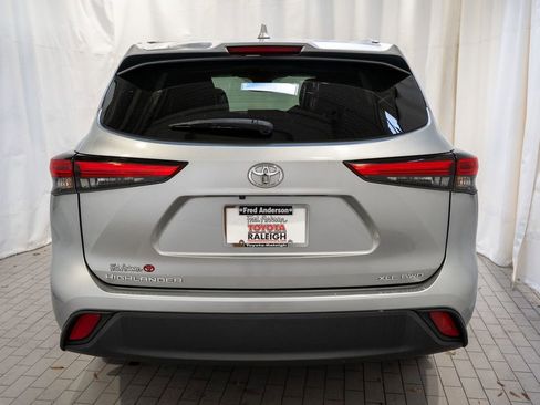Used 2023 Toyota Highlander XLE image 5