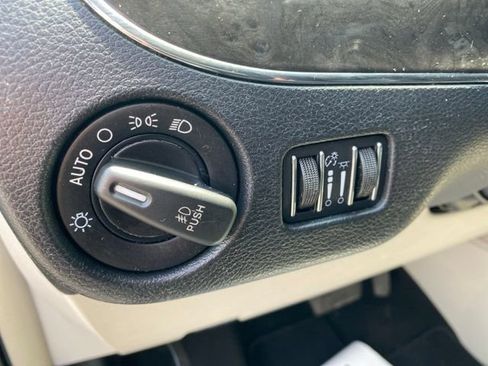 Used 2013 Chrysler Town & Country Touring FWD image 16