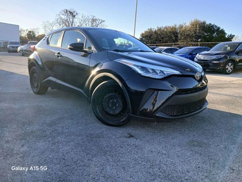 Used 2020 Toyota C-HR LE image 1