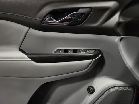 Used 2023 GMC Acadia SLT image 16