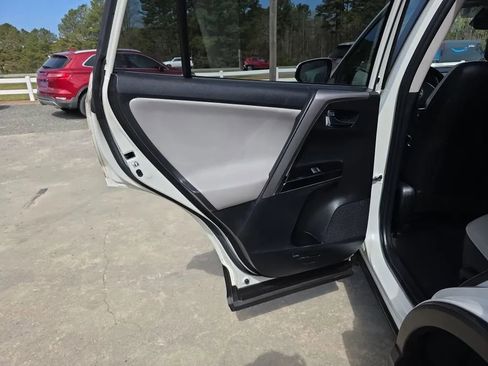 Used 2018 Toyota RAV4 Limited image 44