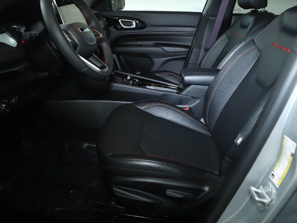 Used 2025 Jeep Compass Trailhawk AWD/4WD image 18