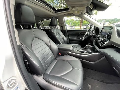 Used 2022 Toyota Highlander XLE AWD/4WD image 31