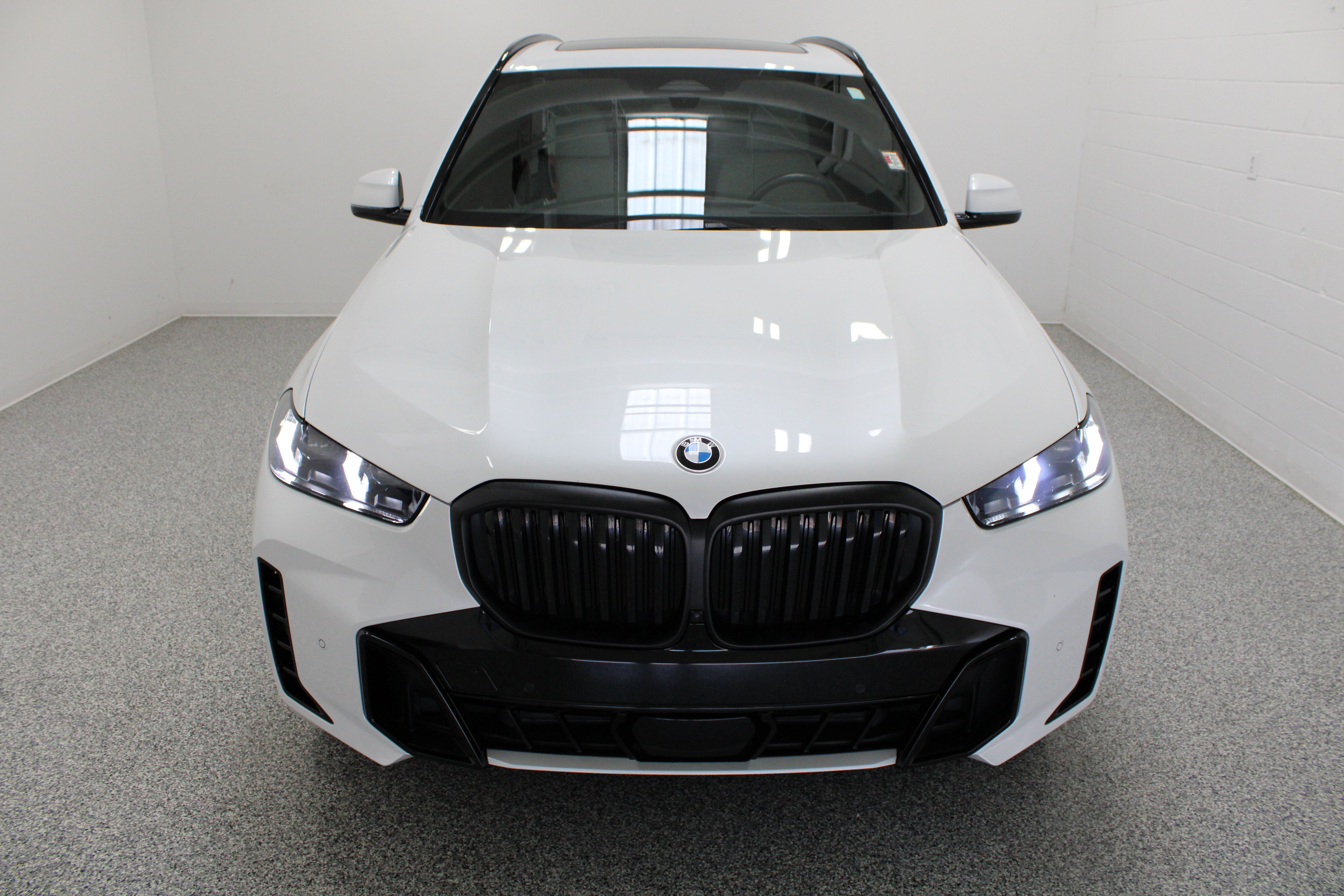 Used 2025 BMW X5 xDrive40i w/ M Sport Package AWD/4WD image 3