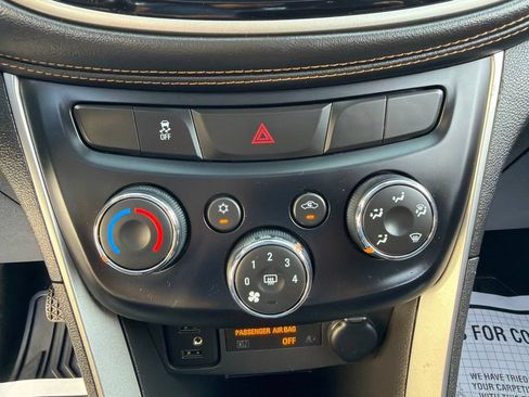 Used 2020 Chevrolet Trax LT w/ Sun & Sound Package AWD/4WD image 35