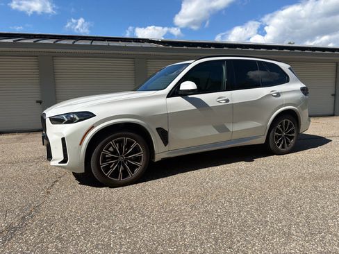 Used 2025 BMW X5 xDrive40i w/ Executive Package AWD/4WD image 2