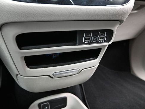 Used 2024 Chrysler Pacifica Touring-L FWD image 37